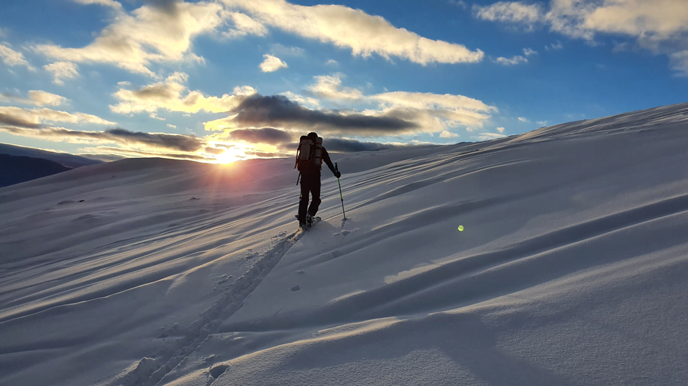 På vei mot toppen i ettermiddagssol. Fra Øyastølsfjellet i Jordalen. skredkurs topptur