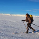Med pulk på Hardangervidda. Hallingskarvet i bakgrunnen.