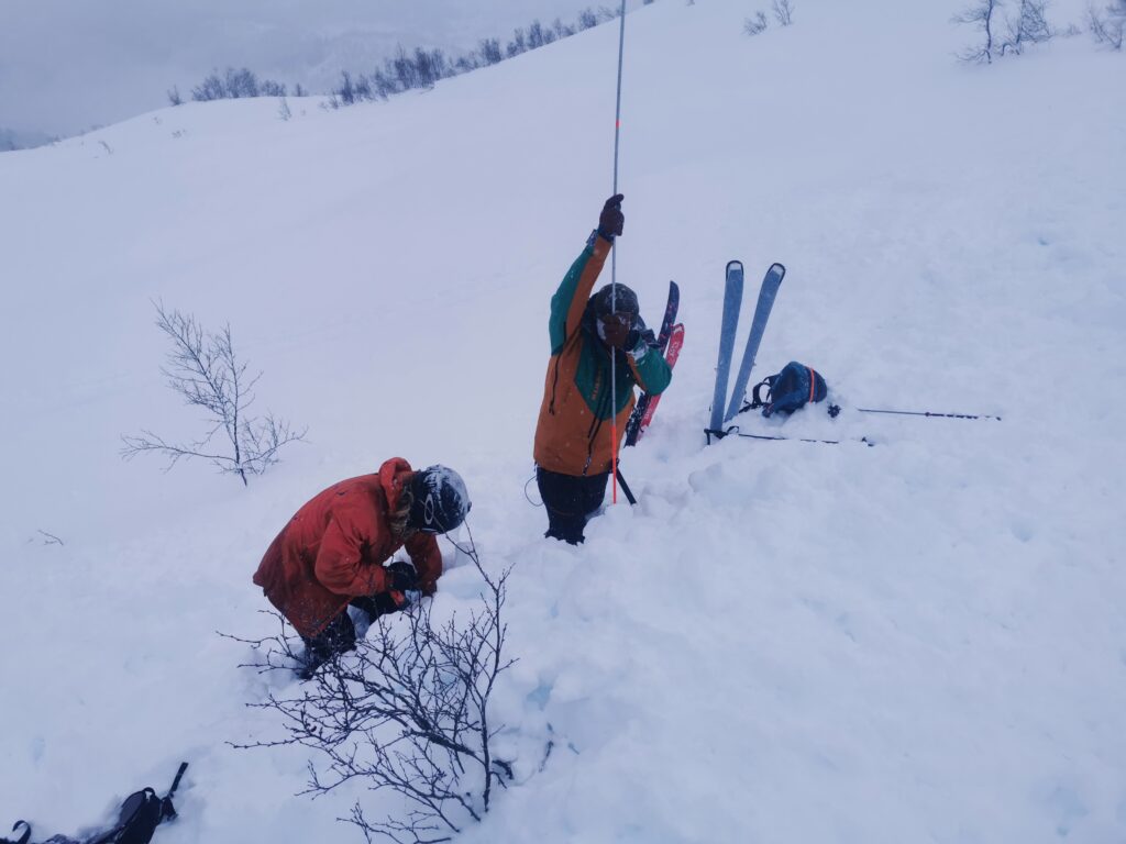 Gruppe gjennomføre skredrednings case Toppturkurs på Voss – kurs i skred og alpint terreng