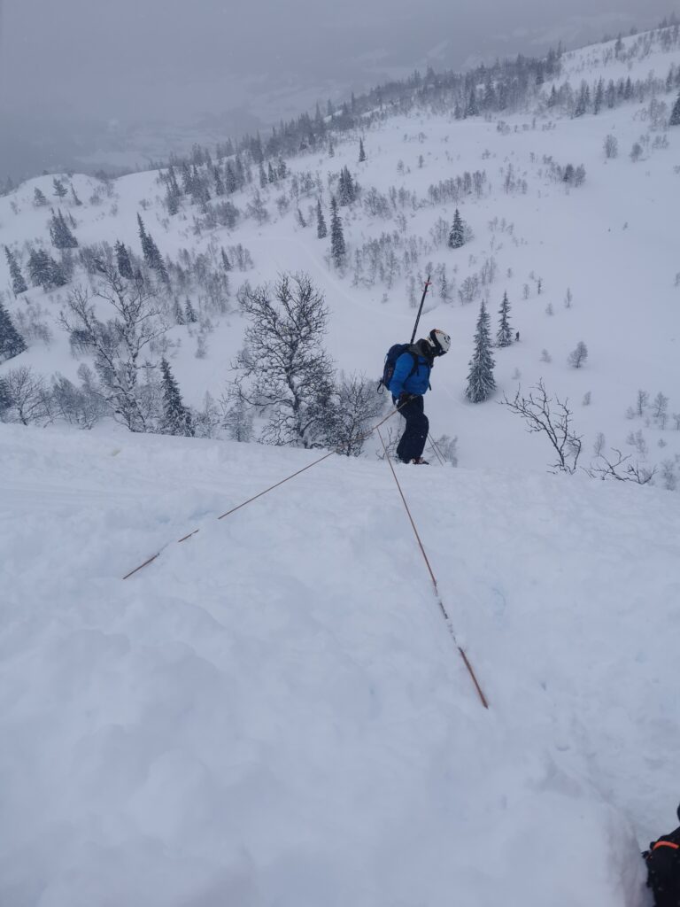 Rappel med ski for tilkomst til løssnø og spennende terrengToppturkurs på Voss – kurs i skred og alpint terreng