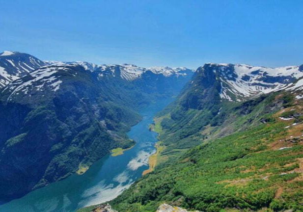 Utsikt mot Bakka ved Nærøyfjorden, fra toppen av Breiskrednosi