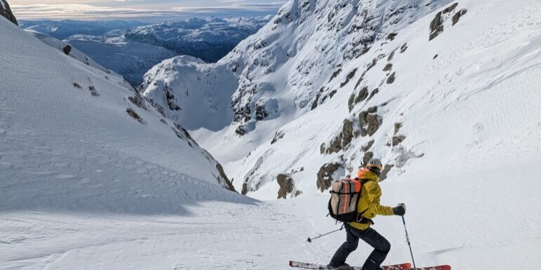 Skikjøre på vei ned bratt renne på Voss.