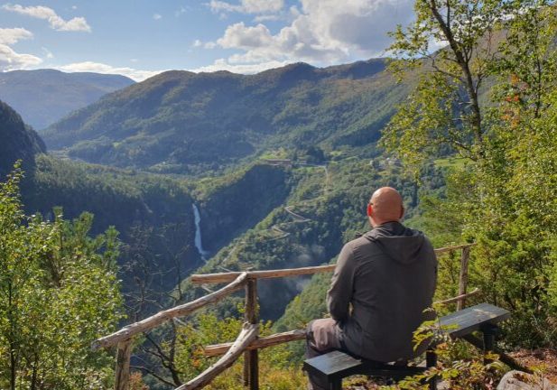 Utsikt mot Stalheim hotell og Stalheimsfossen.