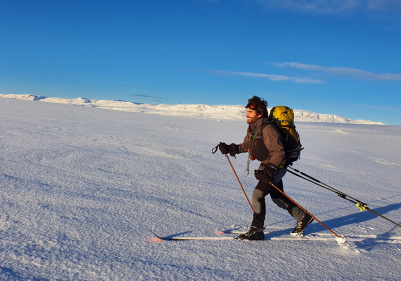 Med pulk på Hardangervidda. Hallingskarvet i bakgrunnen.